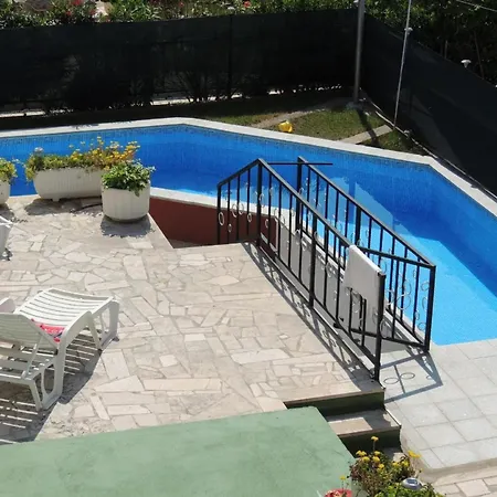 In Bogovici Mit Grossem Gemeinsamem Pool Daire Malinska